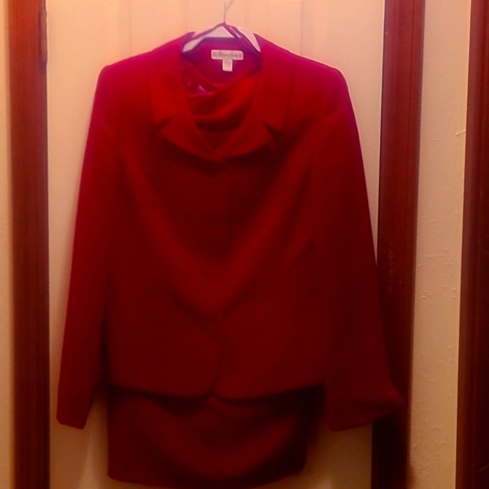 Suit two-piece Red ,Women Size 10 by Dress Barn. The material is polyester